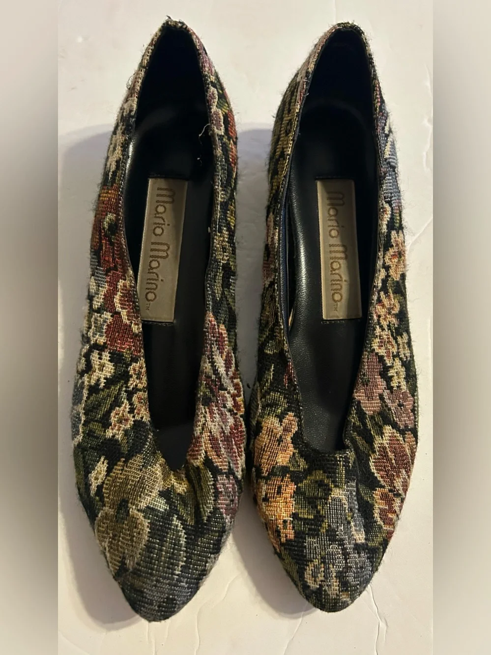Vintage Floral Pointed-Toe Flats in Multi-Color size 8